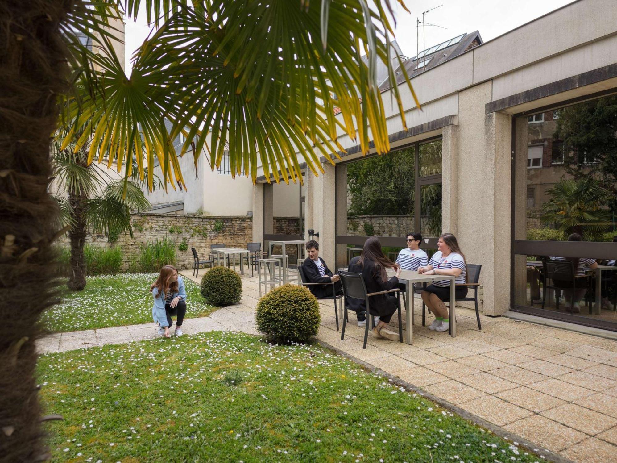 Ibis Port De Plaisance Hotel 3*